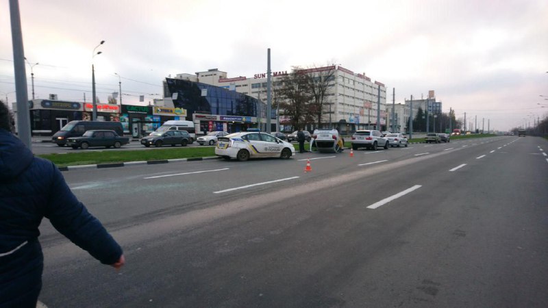 Авария в Харькове: машина такси перевернулась (фото)