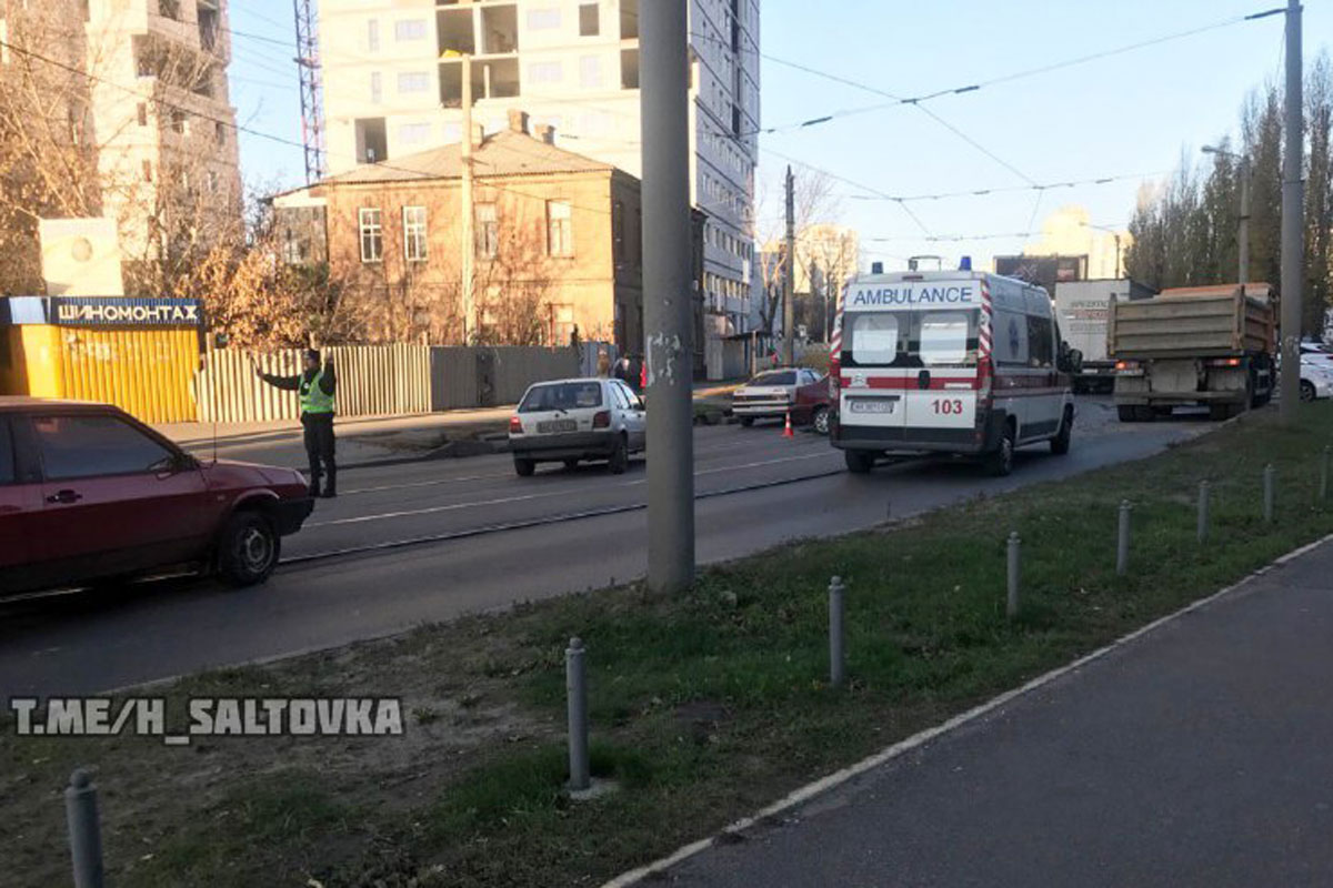 На Молочной авария заблокировала движение транспорта