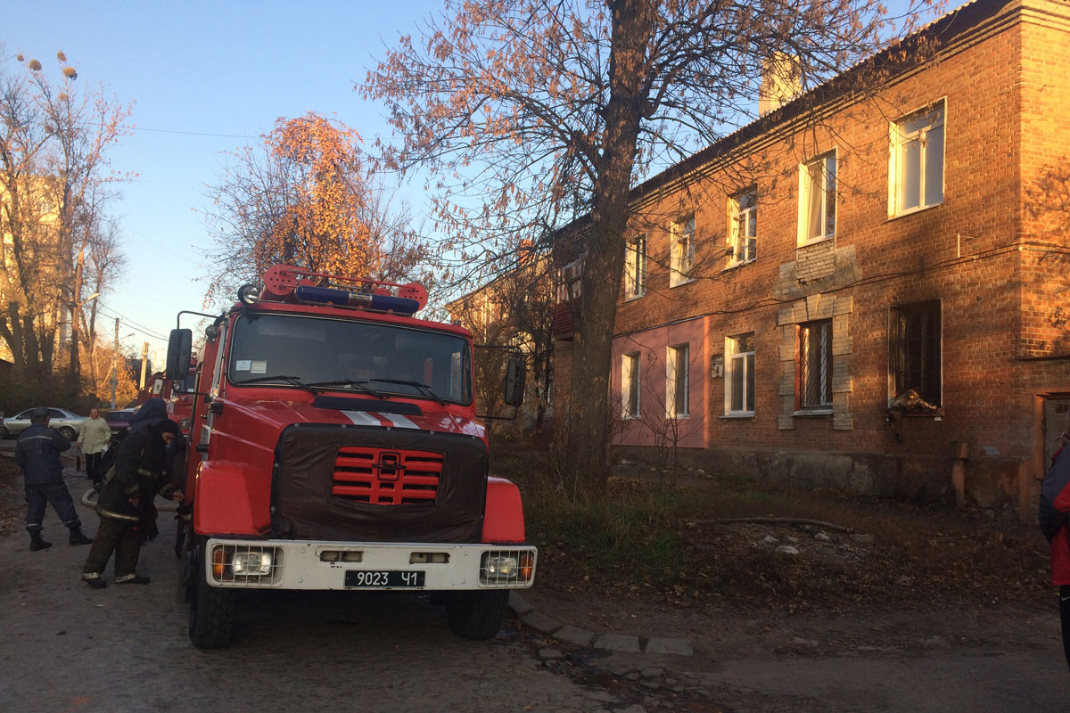 На Салтовке горел жилой дом, людей эвакуировали