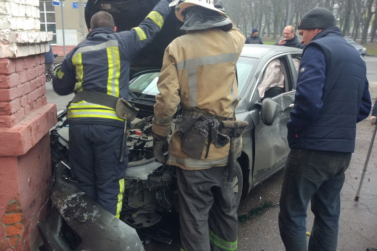 Авария на ХТЗ: мужчину вырезали из покореженной машины