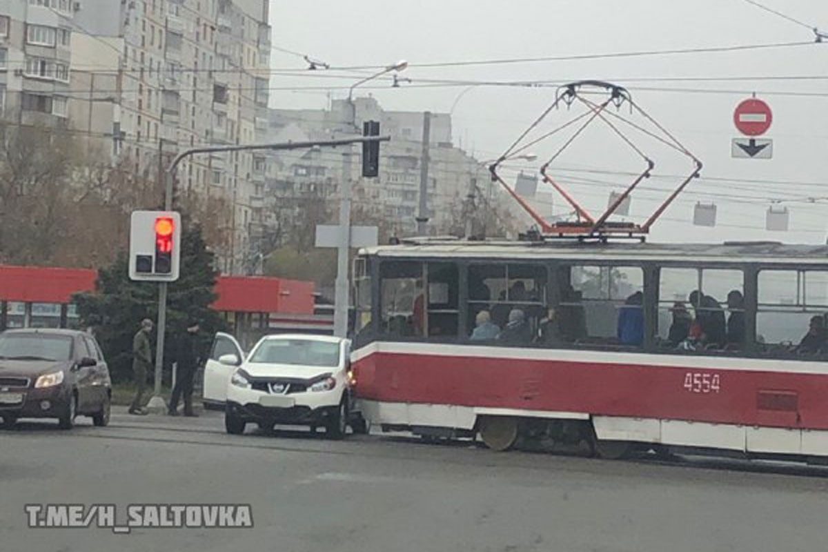 На Салтовке трамвай припечатал Nissan (фото)