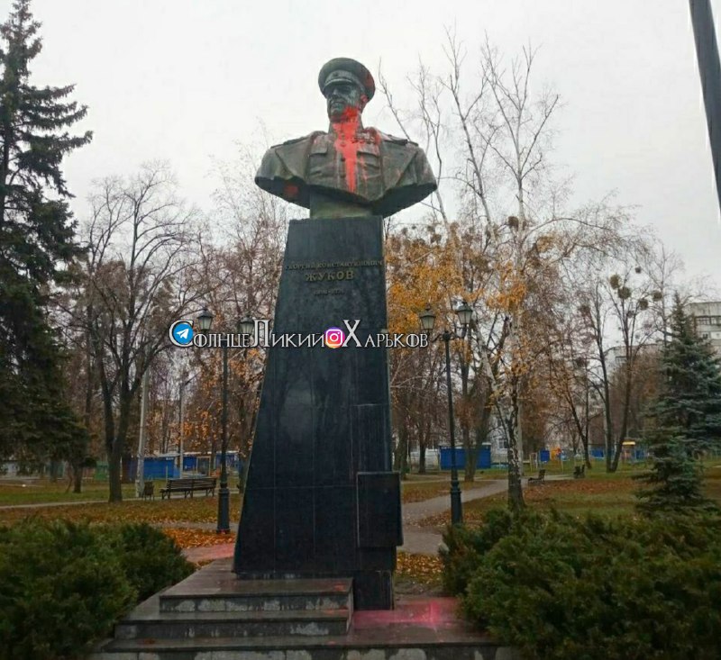 Памятник маршалу Жукову облили краской (фото)
