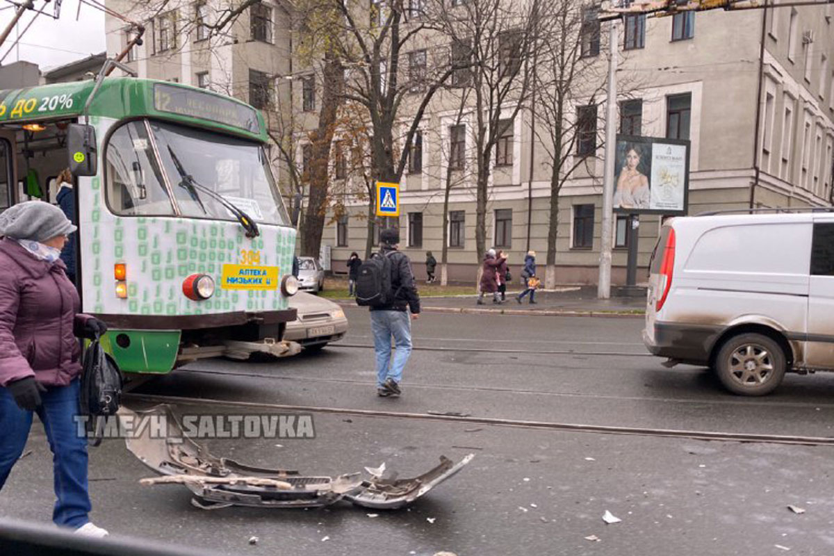 В центре авария заблокировала движение трамваев (фото)