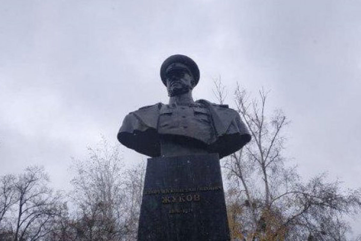 Памятник Жукову отмыли от краски