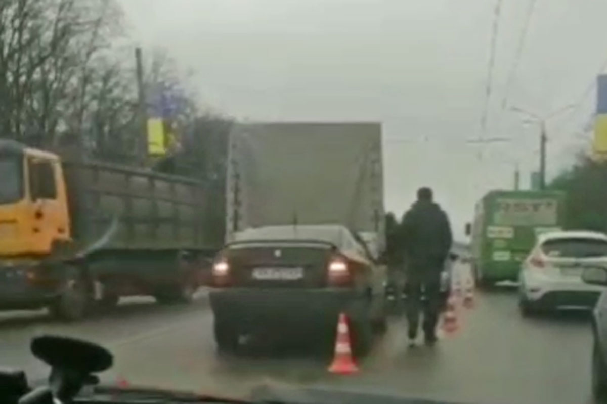 Авария на Белгородском шоссе заблокировала движение транспорта (видео)