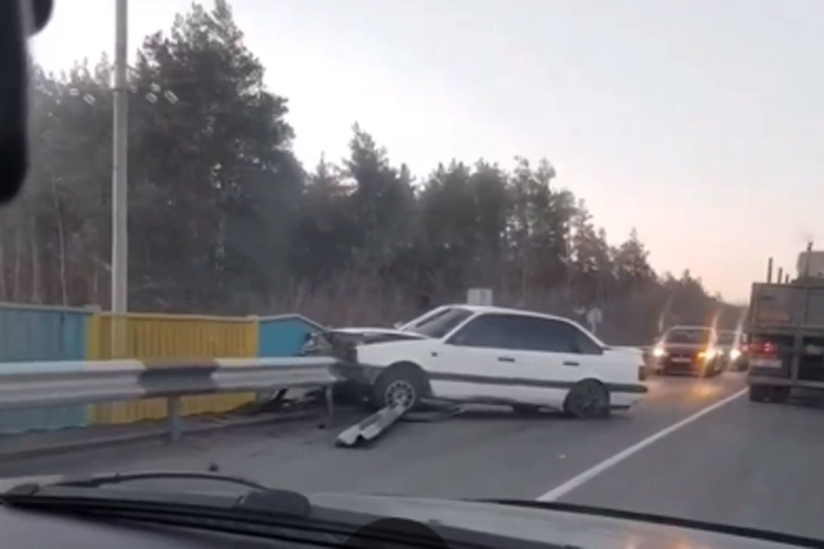Машина влетела в отбойник на мосту под Харьковом (видео)