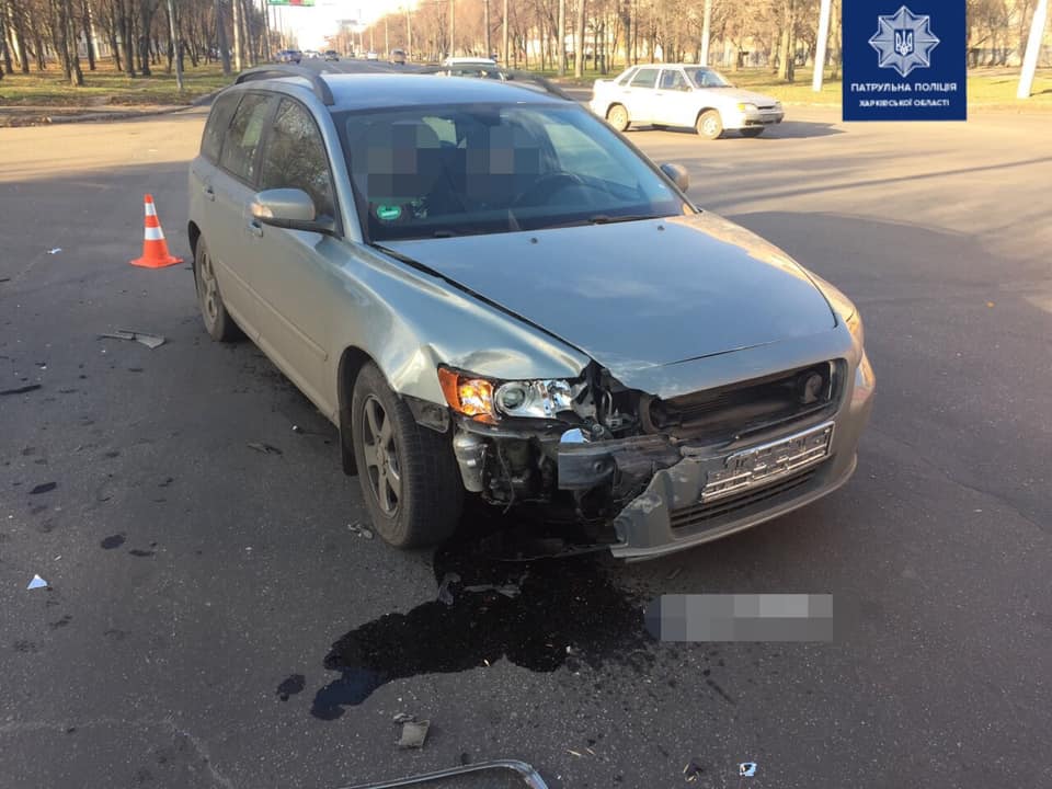 На ХТЗ легковушка врезалась в Volvo