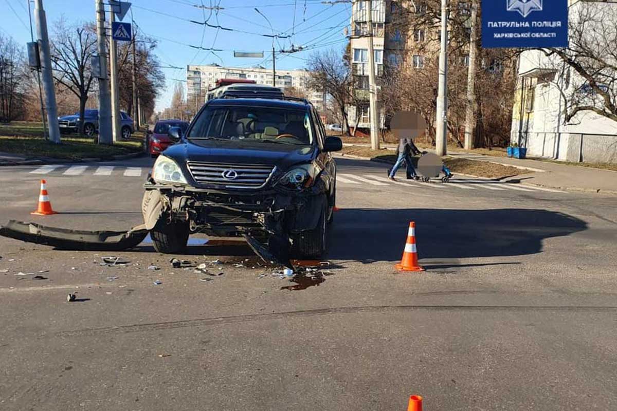В Харькове Lexus вылетел на главную и врезался в легковушку