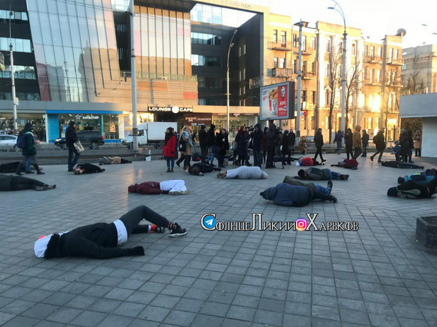 В центре Харькова лежали "мертвые люди" (фото)
