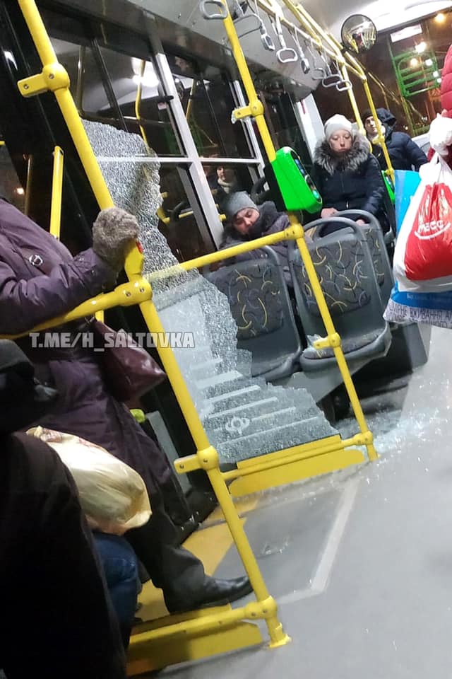 В троллейбусе при движении разбилось стекло (фото)