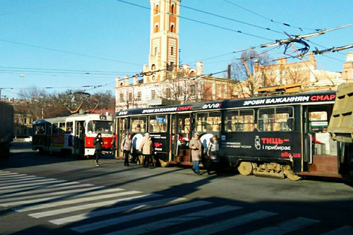 В районе вокзала стоят трамваи