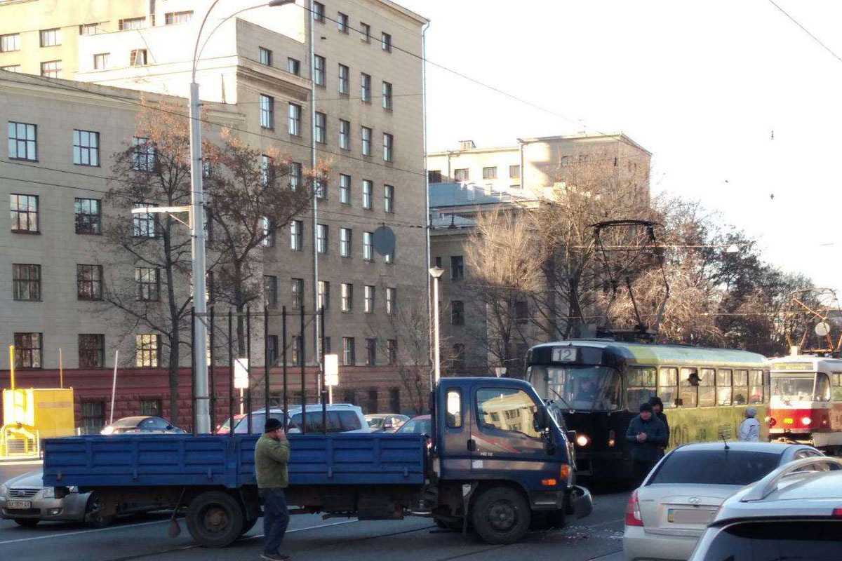 В центре авария заблокировала движение трамваев (фото)