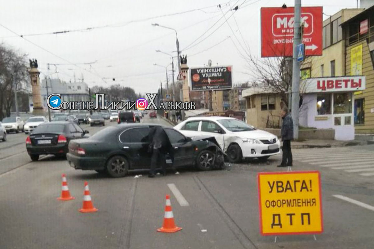 Возле Южного вокзала - ДТП, движение затруднено