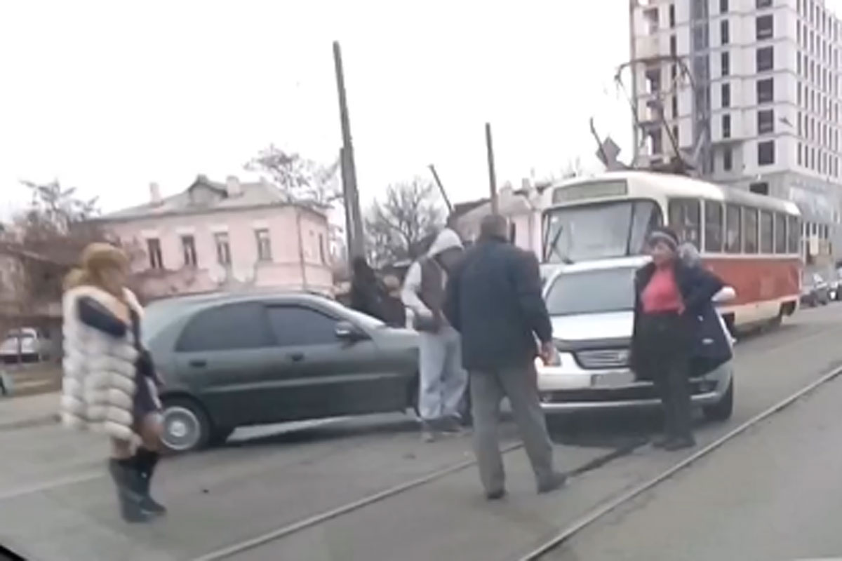 Авария на Московском заблокировала движение трамваев (видео)