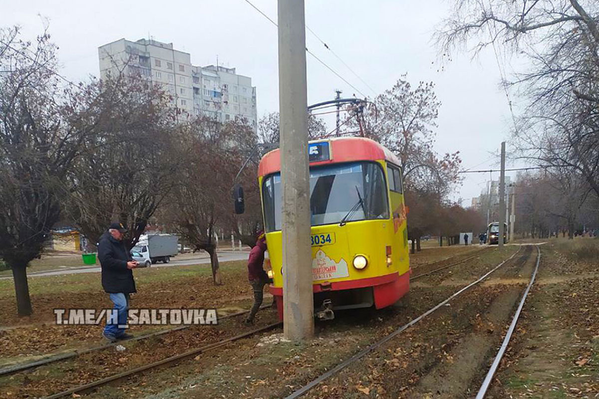 На Салтовке трамвай врезался в столб