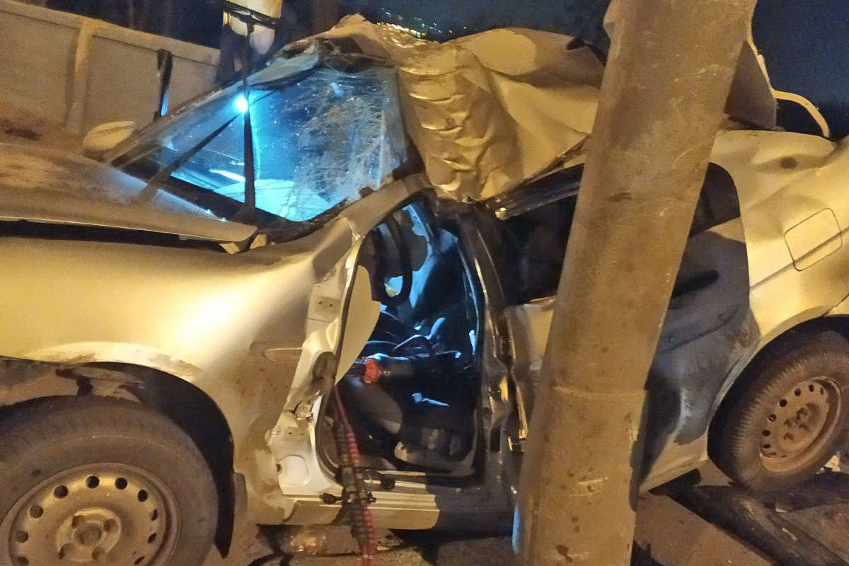 Машина влетела в столб: водителя вырезали из покореженного авто