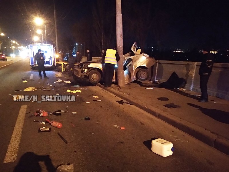 В Харькове машина влетела в столб (фото)