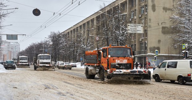 В Харькове техника выехала на уборку снега