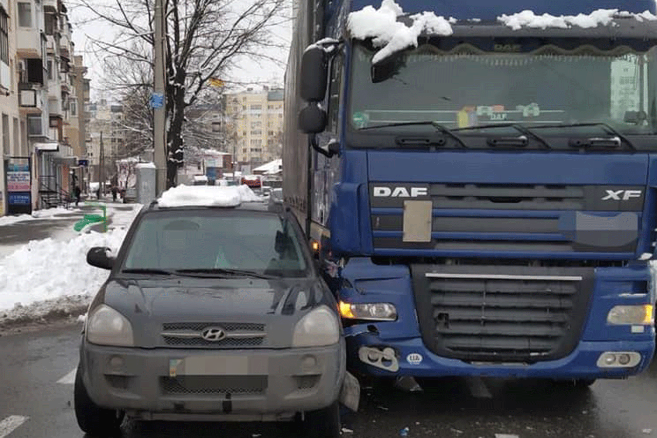 В Харькове фура припечатала легковушку (фото)