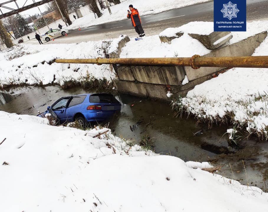 На Ивановке машина упала в яму с водой