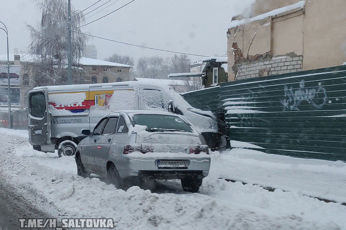 На Клочковской микроавтобус влетел в забор