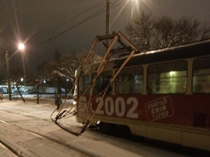 В Харькове у трамвая слетел пантограф (фото) 