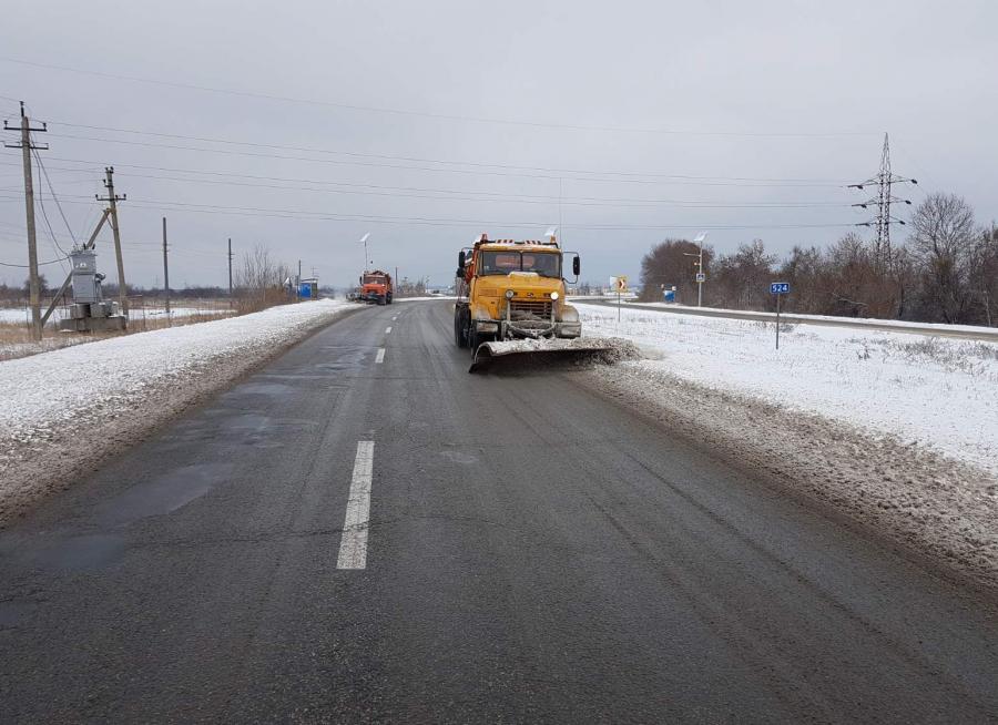 Техника выехала расчищать снег на дорогах Харьковской области