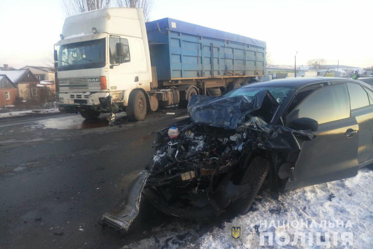 В Изюме легковушка влетела в грузовик: есть пострадавшие (фото)