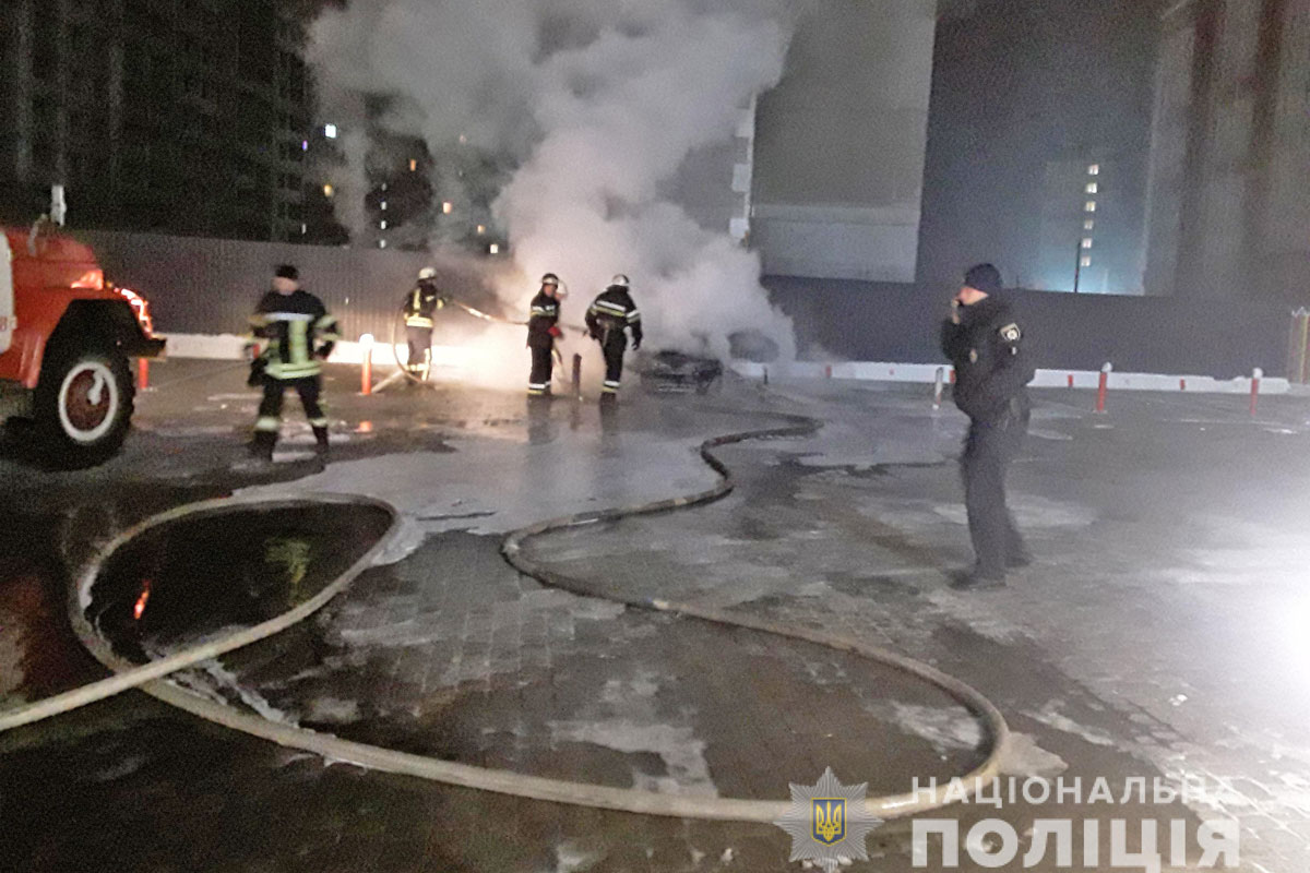 Ночью в Харькове сожгли автомобиль