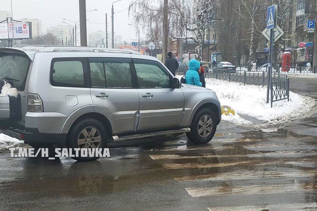 В Харькове автомобиль припарковали прямо на "зебре"
