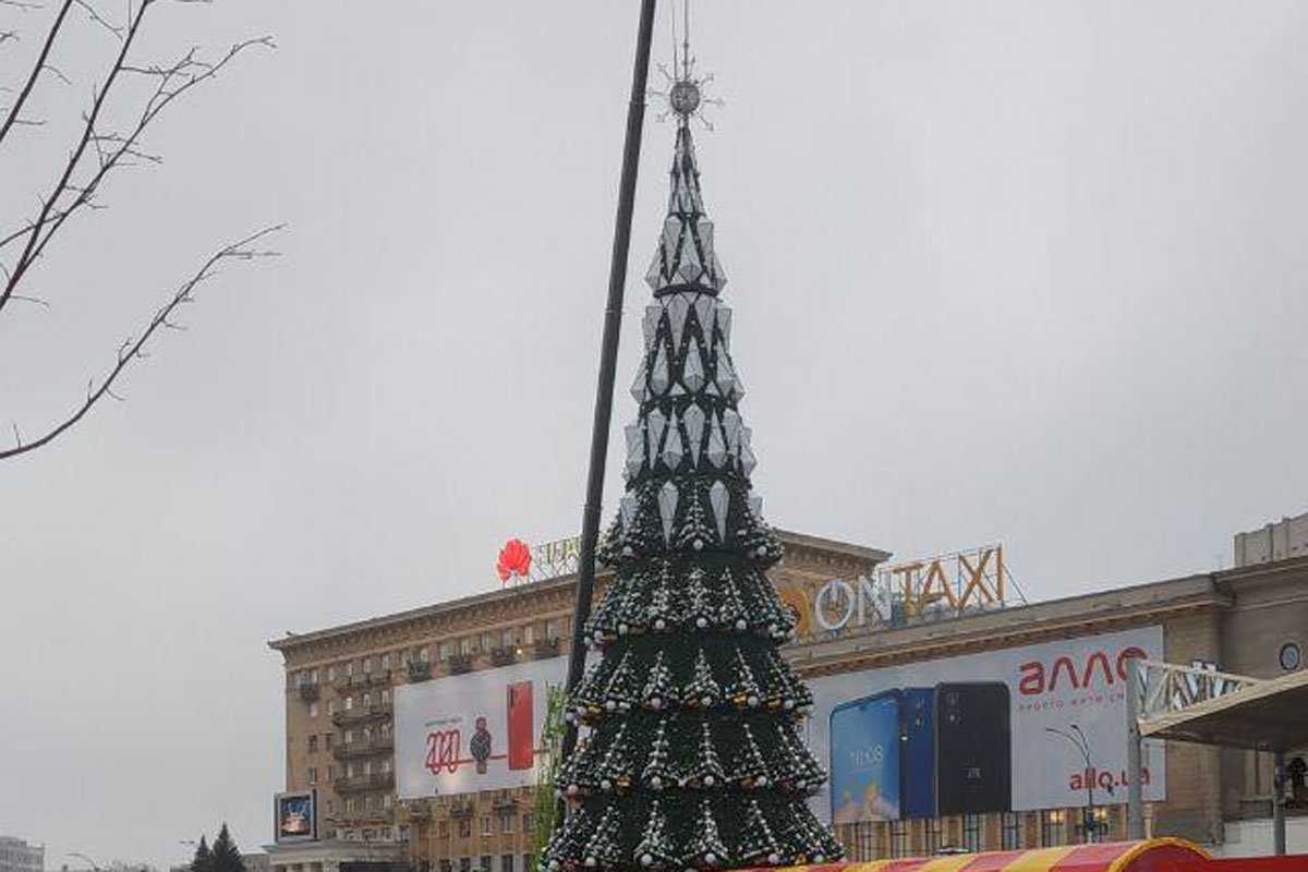 На площади установили елку (фото, видео)