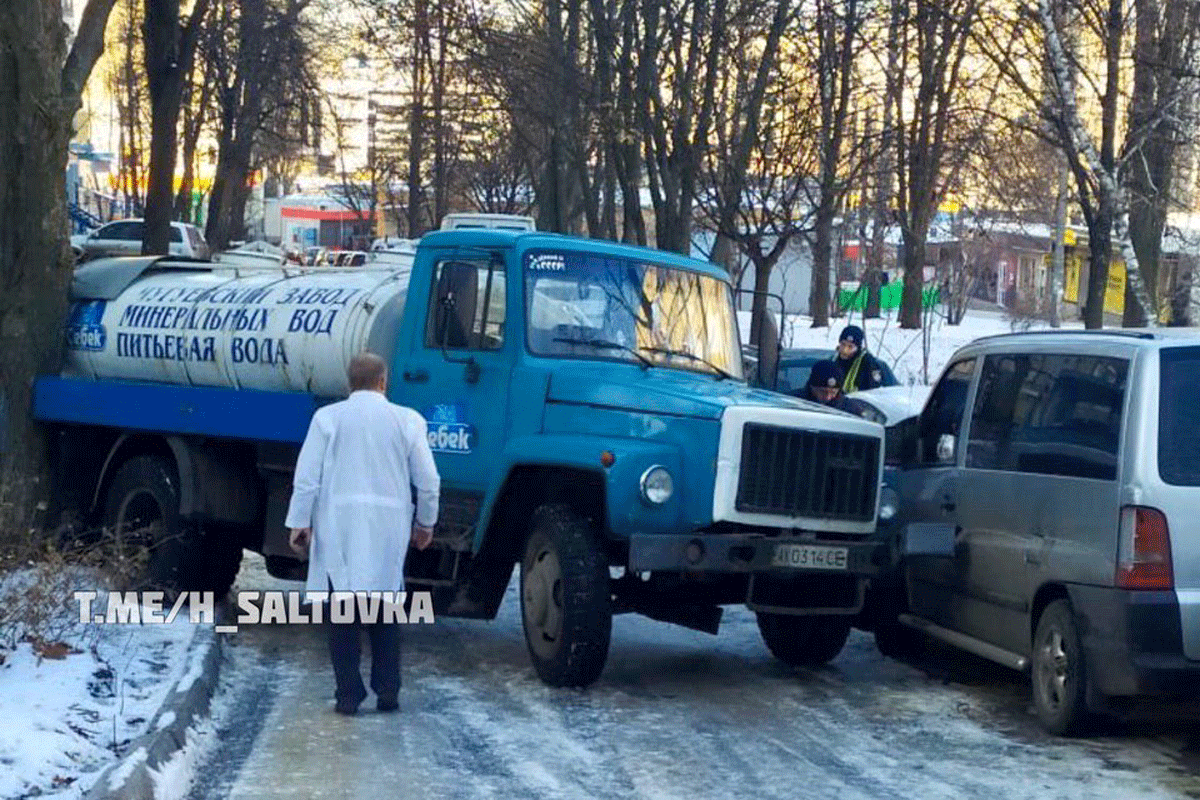 На Салтовке водовоз врезался в машину