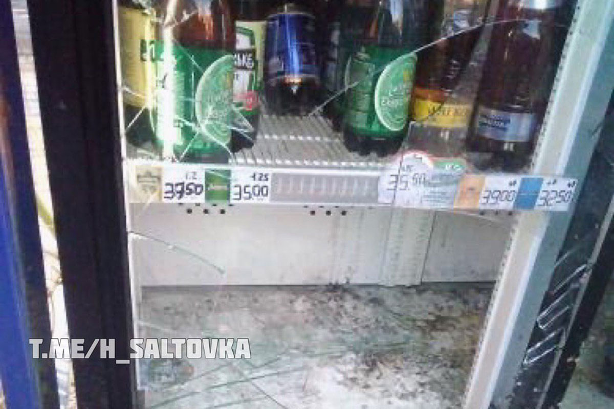 На Халтурина разбили холодильник для напитков