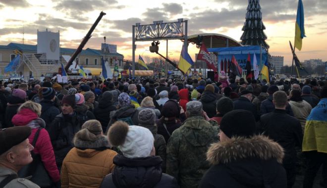 На площади прошел митинг