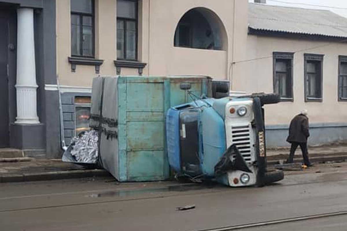 На Москалевке перевернулся грузовик