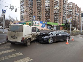 На Клочковской Porsche Panamera попал в аварию