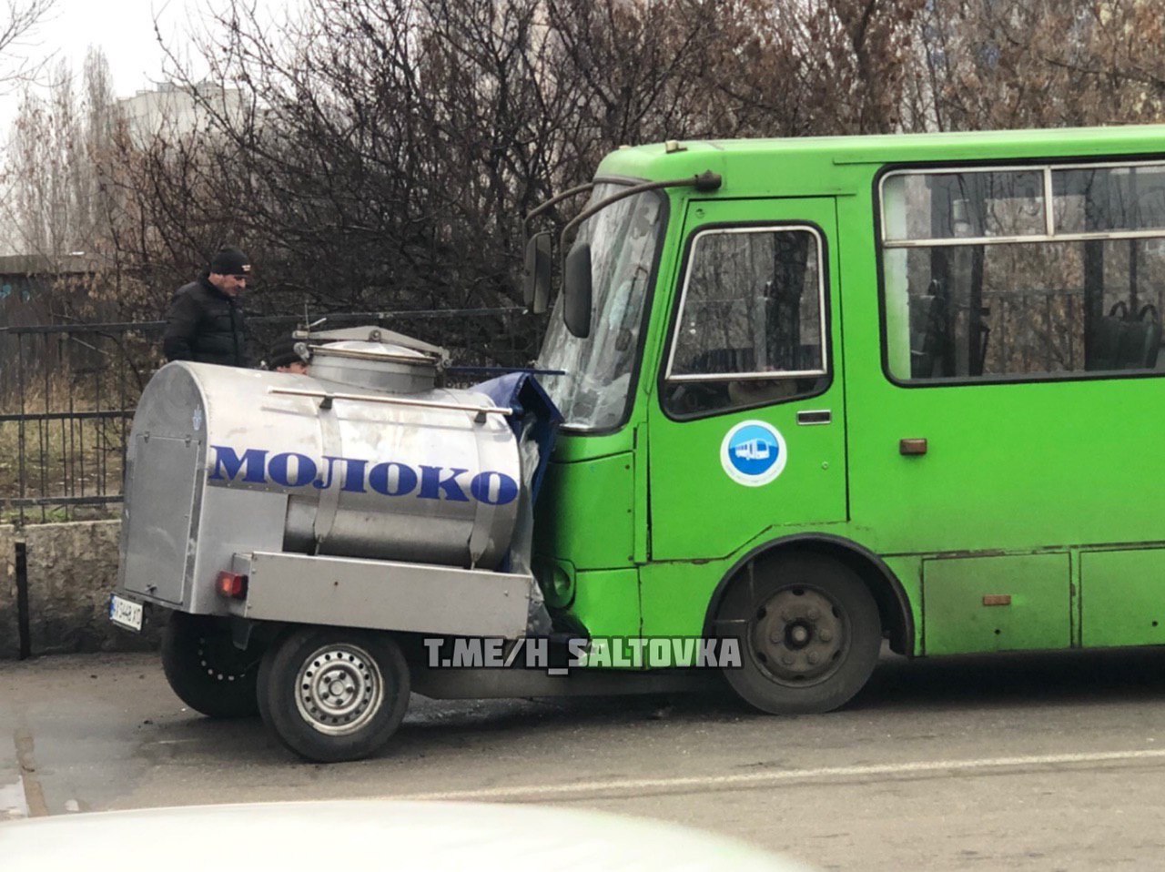 На Салтовке молоковоз врезался в маршрутку (фото)