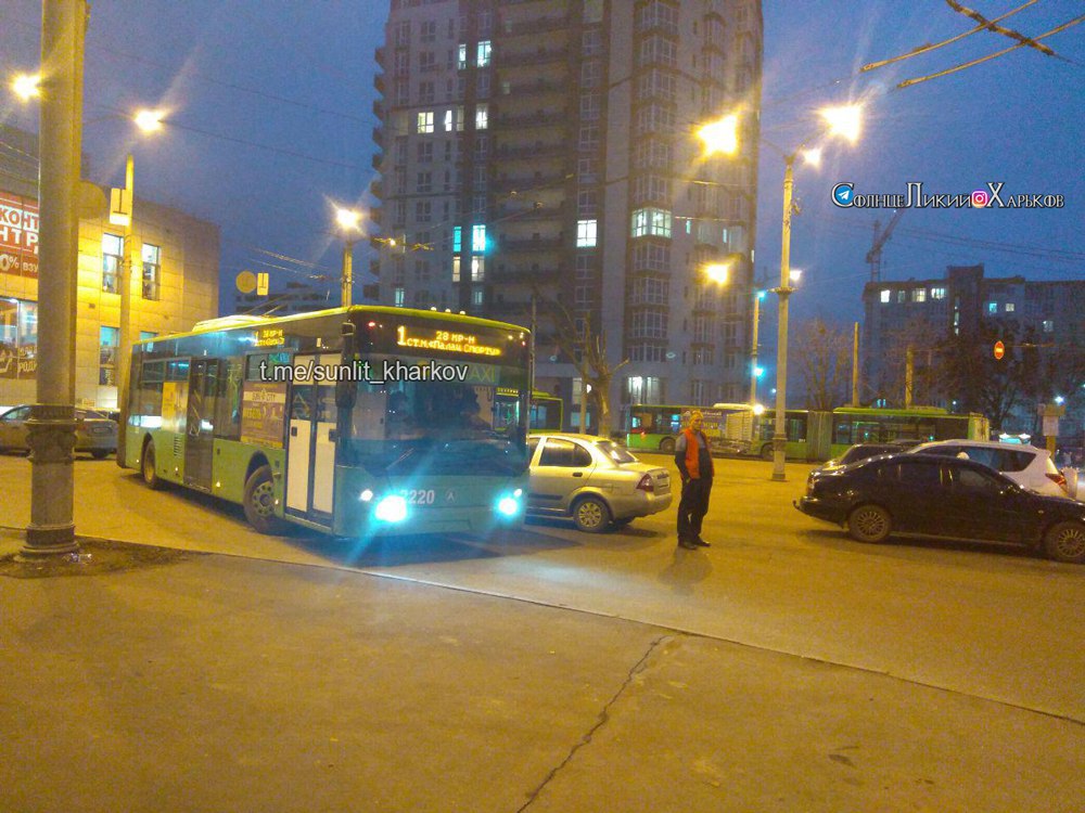 Припаркованная машина заблокировала движение троллейбусов (фото)