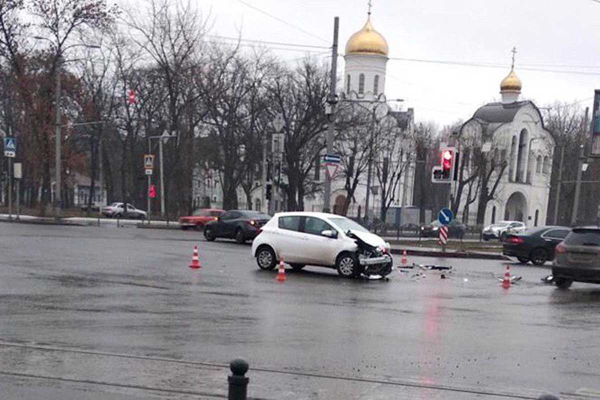 На Московском проспекте столкнулись Toyota и Mazda 