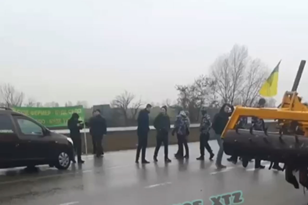 Под Харьковом протестующие перекрыли трассу (фото, видео)