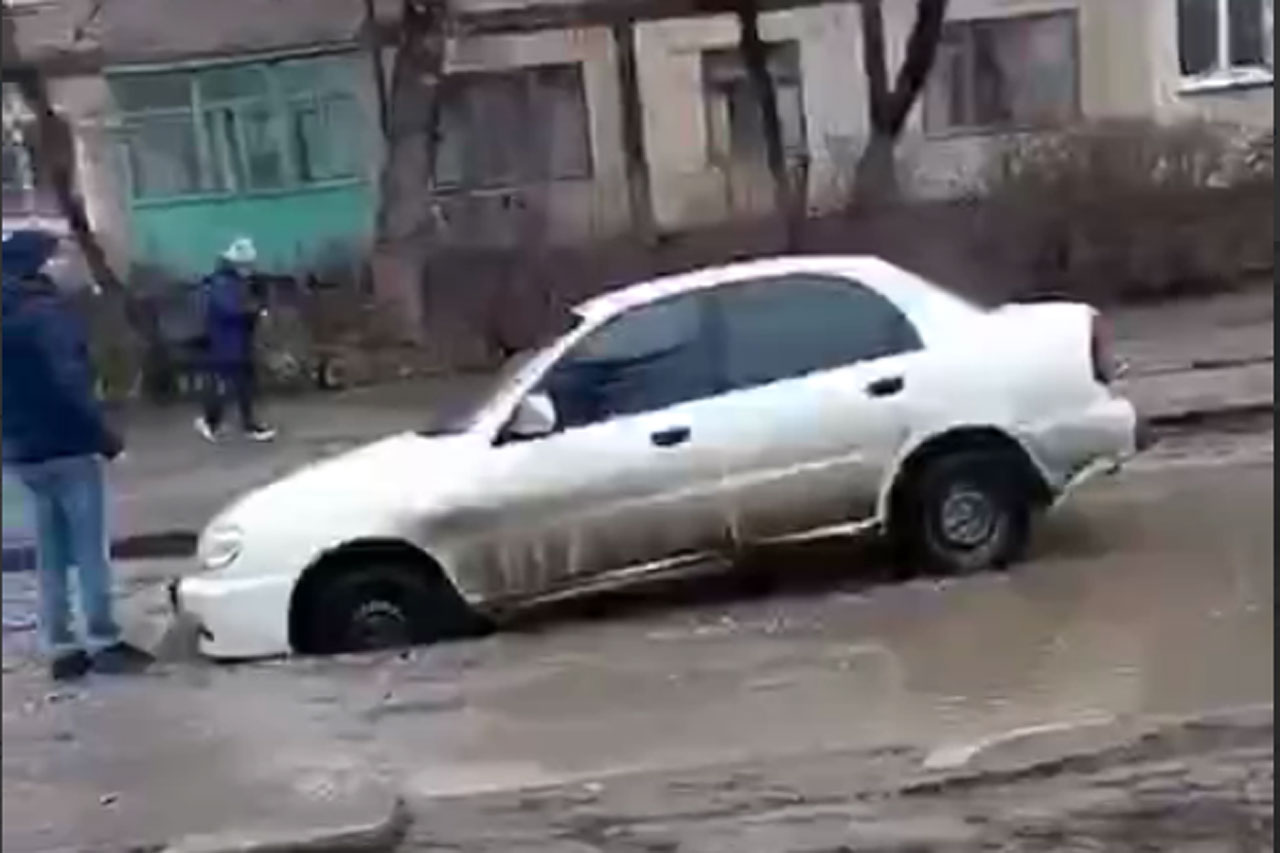 На Киргизской машина провалилась под асфальт
