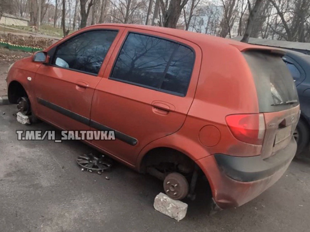 В Харькове с машины сняли колеса (фото)