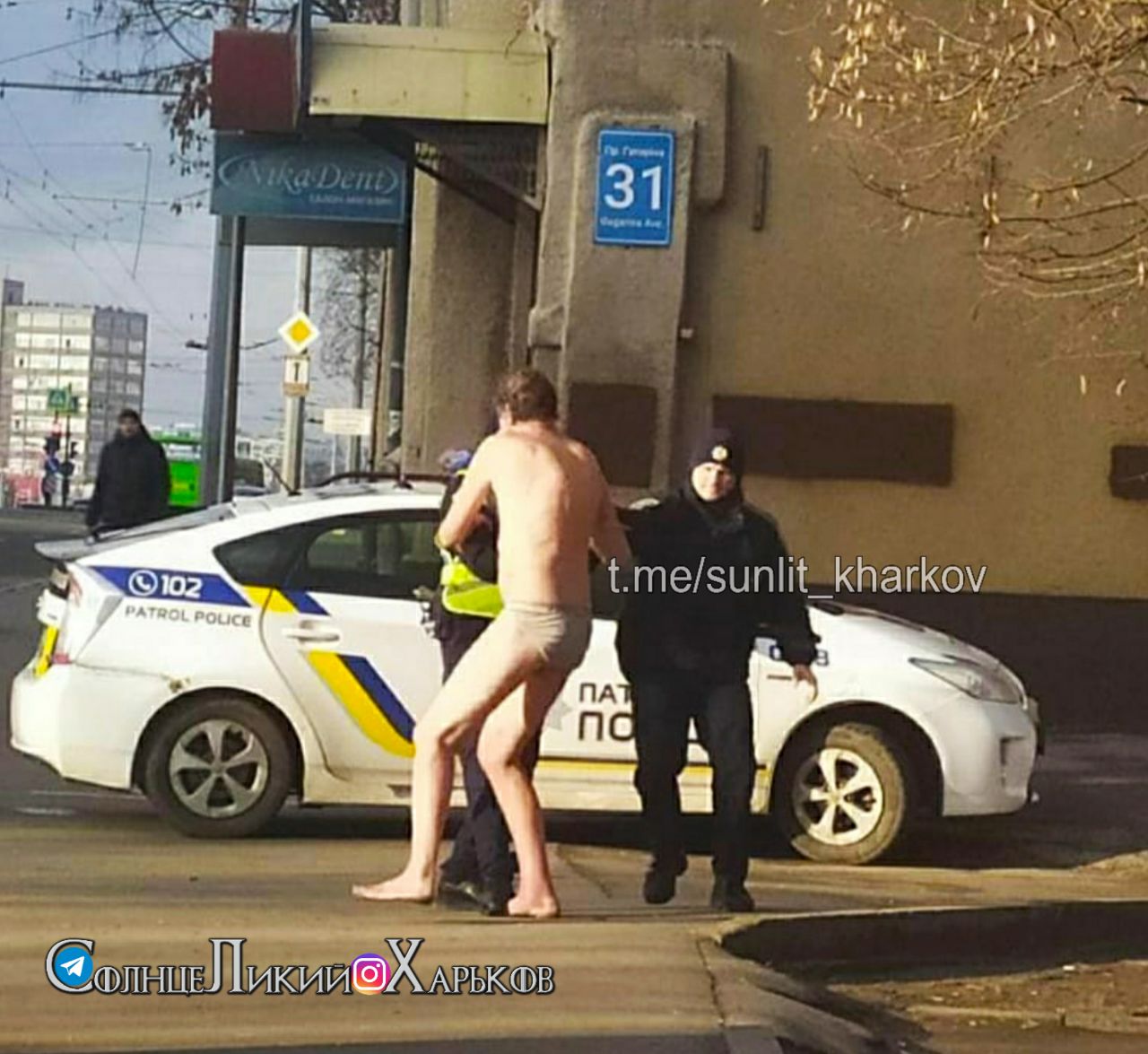 По Харькову разгуливал полуголый мужчина (фото) 