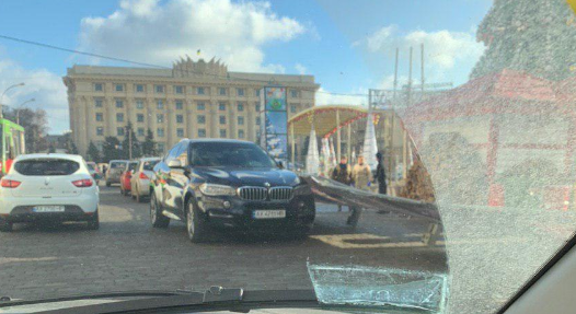 На площади забор упал на припаркованные машины (фото)