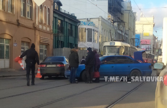 Авария в центре заблокировала движение трамваев (фото)