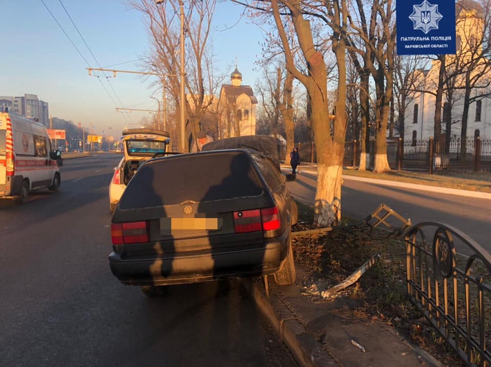 В Харькове Volkswagen врезался в забор