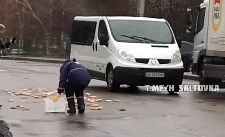 На Салтовке на дорогу высыпались окорочка (фото)