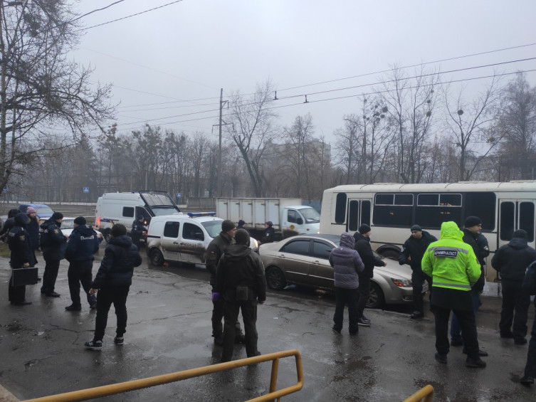 В Харькове к зданию суда стянули силовиков