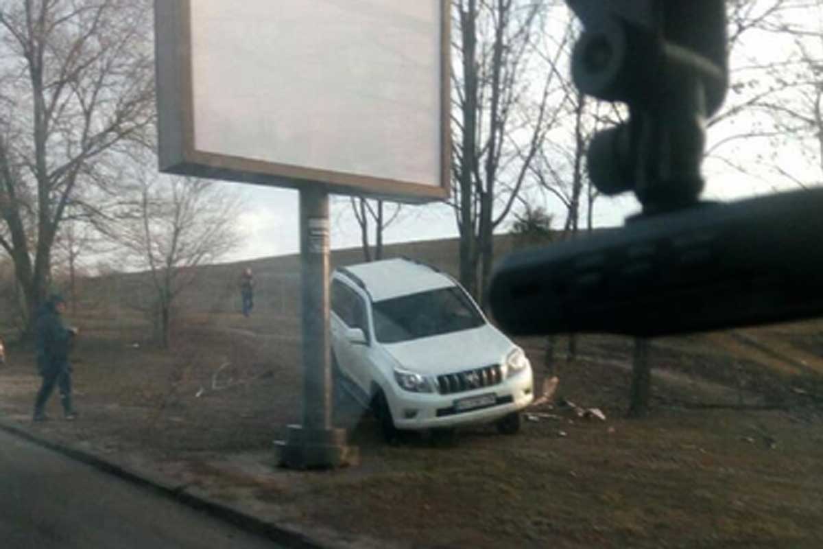 В районе аэропорта внедорожник вылетел на встречку (видео)