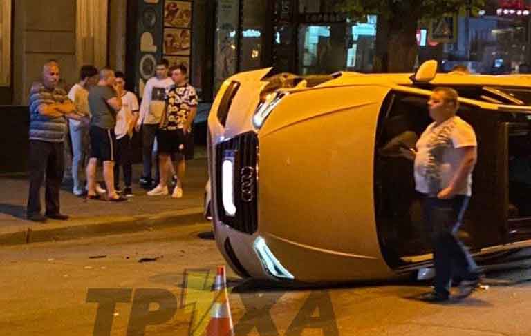 В центре перевернулась Audi (фото, видео)